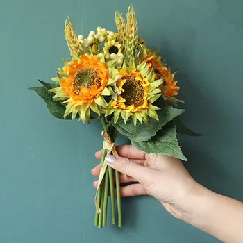 Rankų darbo saulėgrąžų krūva su žalių lapų ir žolės šilko dirbtinės gėlės, vestuvių nuotakos ranką, turintis gėlių