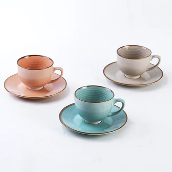 Kūrybos dvi iškilios juostelės kavos puodelius ir lėkštutes Europos stiliaus senovinių keramikos popietę arbatos puodelio