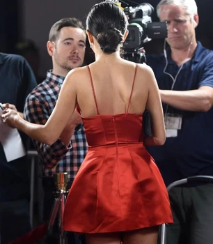 Sexy V Kaklo Spageti Dirželis Juoda Satino Linija Mini Trumpas Sławna Dress Selena Gomez Raudonojo Kilimo Sukneles