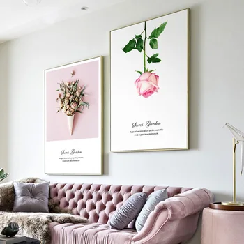 Šiaurės dekoratyvinis dažymas flamingo šviesos prabangus valgomasis kambarys, sofa fone, sienų paveikslai tapyba